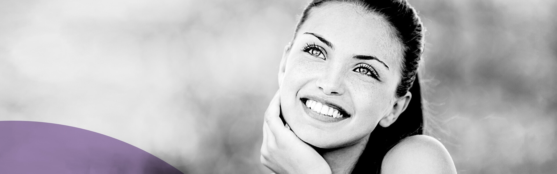 Eine Frau lächelt nach Anwendung von Digital Smile Design