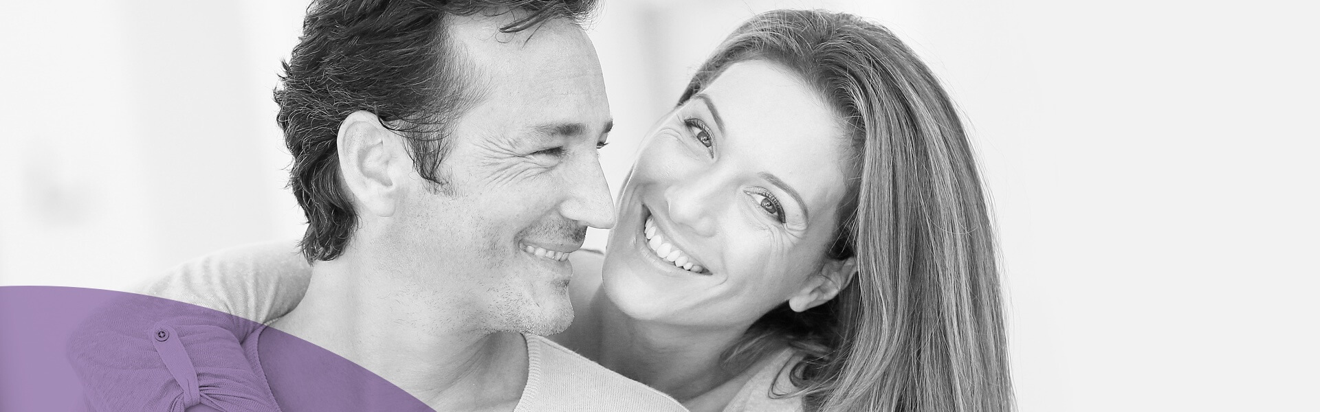 Mann und Frau lachen nach Behandlung in der Parodontologie Bern