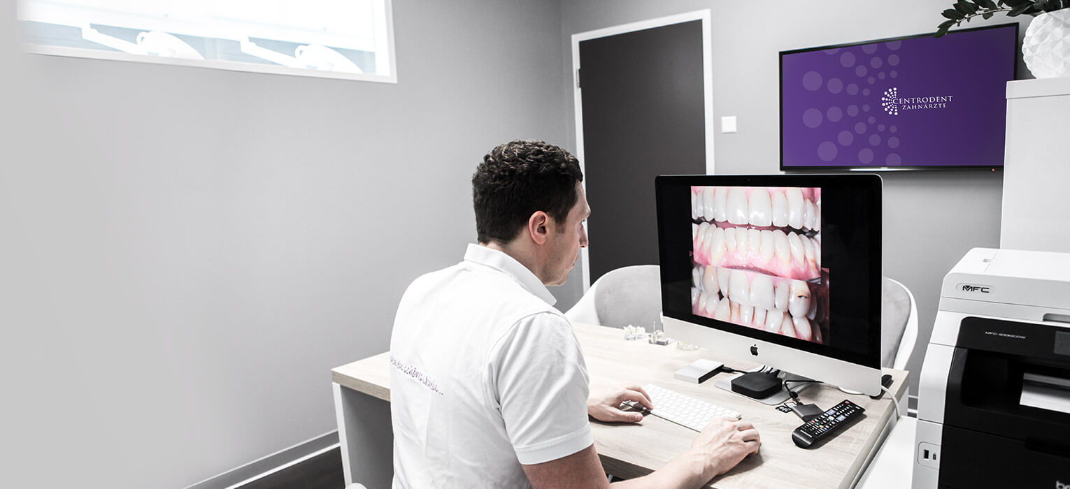 Zahnarzt simuliert neue Zähne mit Digital Smile Design am PC